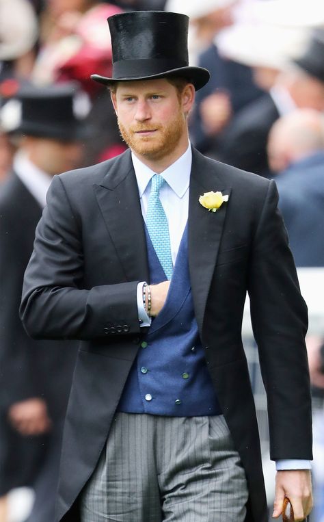 Prince Harry is seen wearing a black top hat much like one you would see on a male back in the 1930's. Both hats are basically identical, made with silk, they both stand at about the same height with a black band and a slightly misshapened brim. Mckenzie Kendle 2/1/17 Royal Ascot Fashion, Harry Windsor, Morning Suit, Best Suits For Men, Morning Coat, Prince Harry Photos, Morning Suits, Prinz Harry, Principe Harry