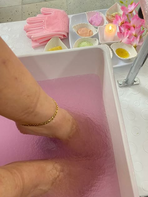 No Plumbing Pedicure Station, Pedicure Aesthetic Salon, Pedicure Set Up, Jelly Pedi Spa, Pedicure Spa Ideas, Jelly Spa Pedicure, Jelly Spa, Luxury Pedicure, Pedicure Pictures