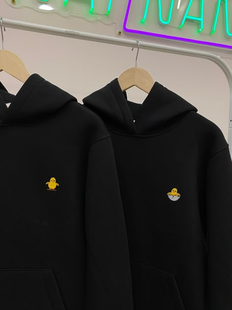 Couple personnalisé correspondant à des sweats à capuche brodés, des pulls molletonnés à col rond avec vos autocollants emoji préférés. C'est une idée créative pour un anniversaire, le Nouvel An, Noël, la Saint-Valentin, une remise de diplôme ou un cadeau d'anniversaire. ------------------------------------------------------ * INFORMATIONS SUR LA COMMANDE * 1) Vous pouvez voir le prix pour 1 article dans la liste. 2) Pour commander l'ensemble de couple - mettez 2 articles avec leurs paramètres i Matching Hoodies Aesthetic, Matching Jackets, Embroidered Hoodie Aesthetic, Cute Matching Hoodies, Customised Gifts For Him, Friends Hoodies Ideas, Hoodies Couple, Hoodie Couple Goals, Hoodie Couple