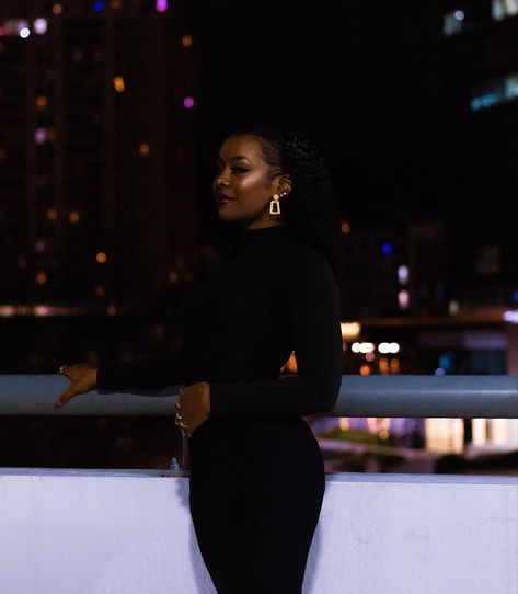 night photo shoot
black dress
black girl Rooftop Photoshoot Night, Outdoor Night Photoshoot Ideas, Rooftop Bar Photoshoot, Night Birthday Photoshoot, Rooftop Picture Ideas, Revenge Photoshoot, Night City Photoshoot, Rooftop Poses, Night Time Photoshoot Ideas