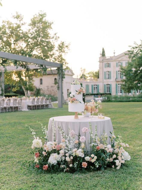 Chateau de Tourreau Wedding, Effortless and romantic design Black Tie Event Outfit, Chateau Wedding France, Couple Seating, French Inspired Wedding, Wedding Chateau, Monique Lhuillier Wedding, French Country Wedding, French Chateau Wedding, Classic Elegant Wedding