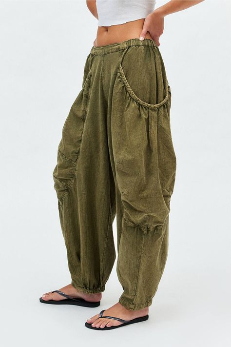 Indian Pants, Urban Outfitters Style, Linen Style Fashion, Unusual Clothes, Upcycle Shirt, Balloon Pants, Easy Trendy Outfits, Mens Pants Fashion, Stylish Clothes For Women