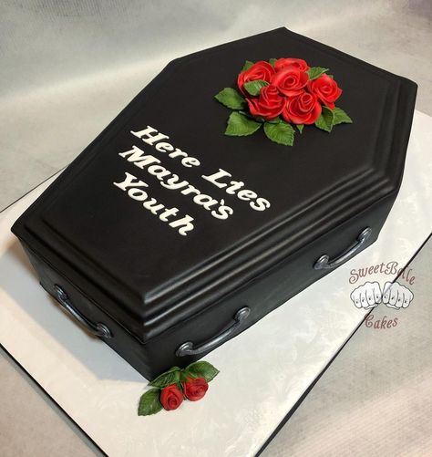 Coffin Cake, Black Is My Favorite Color, Gothic Birthday Cakes, Horror Cake, 30th Birthday Themes, 30th Birthday Bash, Skull Cake, 20th Birthday Party, Spooky Food