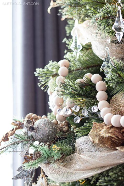 Wooden Bead Christmas Garland Tree, Natural Wood Christmas Tree, Natural Colors Christmas Tree, Christmas Tree Rope Garland, Christmas Tree Wood Garland, Wood Bead Garland On Tree, Christmas Tree With Beads Garland, Christmas Tree Wood Bead Garland, Christmas Tree With Beaded Garland