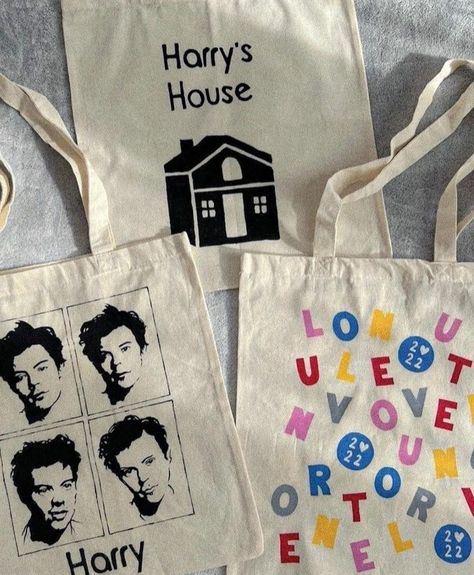 Handpainted Tote Bags, Perfect Handwriting, Harry Core, Sacs Tote Bags, Harry's House, Pinterest Crafts, Harry Styles Aesthetic, Harry Styles Concert, Hello Lover