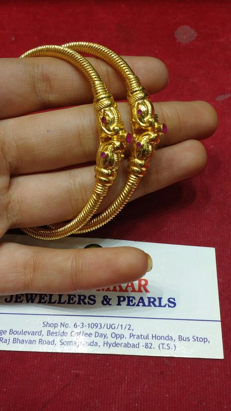 Kada Bangles Gold Design, Gold Bangle Watch, Gold Kangan, Gold Jewelry Prom, Rajputi Jewellery, Jewelry Prom, Gold Bracelet Simple, Simple Gold Earrings, Gold Jewelry Outfits