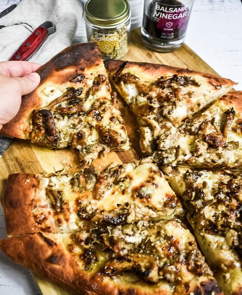 Balsamic Portobello Mushroom Pizza - Meghan It Up Mushroom Ricotta, Balsamic Mushroom, Portobello Mushroom Pizza, Portobello Pizza, Mushroom Pizza Recipes, Ricotta Pizza, Balsamic Mushrooms, Focaccia Pizza, Mediterranean Spices