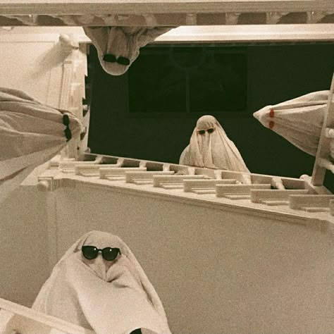 Friendgroup Halloween Costume Ideas, Friendgroup Halloween Costumes, Ghost Halloween Costume Aesthetic, Halloween Ghost Aesthetic, Ghost Costume Aesthetic, Halloween Ghost Photoshoot, Ghost Trend, Friendgroup Pics, Ghost Picture With Friends