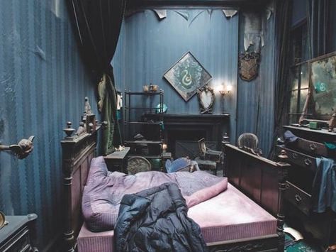 Slytherin Bedroom, Hogwarts Bedroom, Slytherin Room, Grimmauld Place, Harry Potter Room Decor, Harry Potter Set, Harry Potter Bedroom, Harry Potter Room, Black Room