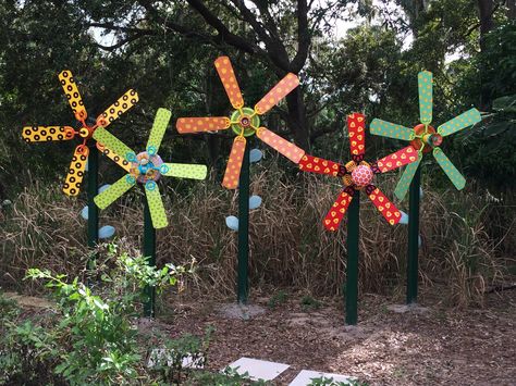 My fan art! Recycle! Reuse! Relove! Ceiling Fan Windmill, Fan Blade Dragonfly, Ceiling Fan Crafts, Fan Blade Art, Fan Makeover, Recycle Items, Ceiling Fan Makeover, Yard Art Crafts, Recycled Garden Art