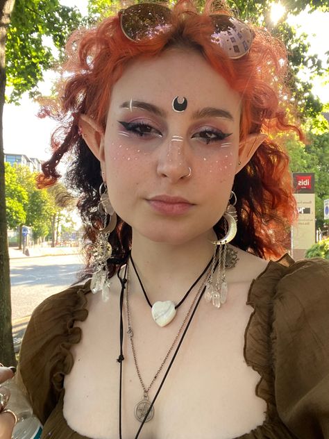 Ren Fair Elf Makeup, Dnd Makeup Looks, Nature Elf Makeup, Medieval Elf Makeup, Renisance Fair Makeup, Pink Elf Makeup, Renesance Makeup, Medieval Makeup Ideas, Fae Inspired Makeup