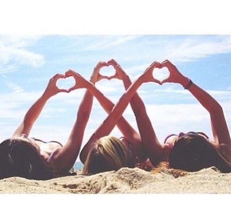 3 people, Friendship, beach, heart. this is like what we did! say whaaaa!?! @trulyblonde97 @lindseyewells Best Friend Fotos, Beach Foto, Bff Pics, Photos Bff, Best Friend Photography, Shotting Photo, Best Friend Photoshoot, Foto Tips, Best Friend Photos