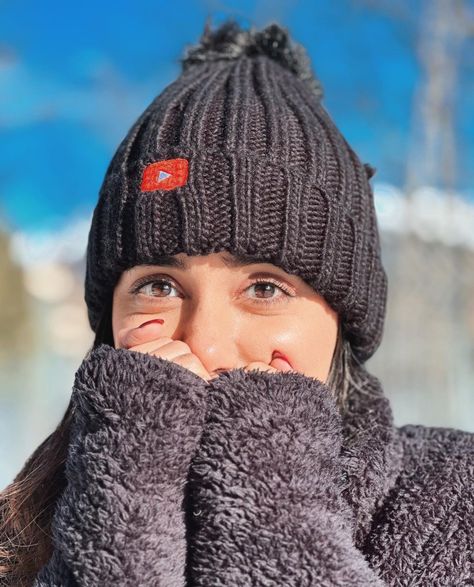 Manali Outfit Ideas, Mountain Photo Ideas, Couple Photography Winter, Prajakta Koli, Snow Photoshoot, Vacation Outfits Women, Bff Photoshoot Poses, Stylish Winter Outfits, Winter Fashion Outfits Casual