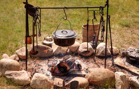 Open Fire Cooking Equipment, Abandoned Campsite, Campfire Cooking Equipment, Bushcraft Cooking, Pioneer Living, Fireplace Cooking, Shtf Prepping, Best Dutch Oven, Fire Pit Cooking