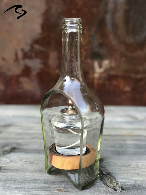 Diy Art Work, Wine Bottle Candle Holder, Bottle Candle Holder, Custom Wine Bottles, Liquor Bottle Crafts, Decoration Shabby, Wine Bottle Candles, Glass Bottle Diy, Wine Bottle Art