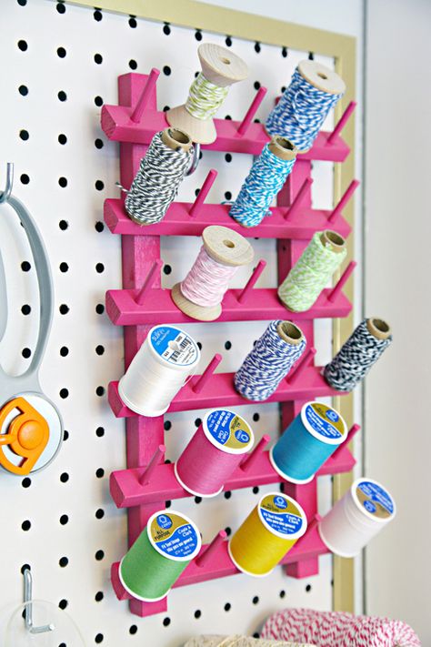 Diy Thread Holder, Sewing Room Organization Diy, Baby Closet Organization, Baby Room Organization, Thread Holder, Kids Closet Organization, Sewing Room Organization, Trendy Sewing, Organization Diy