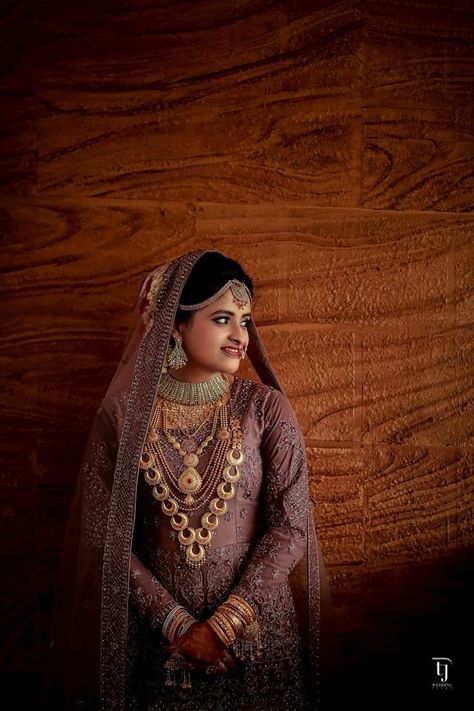 Muslim Bride Photoshoot Poses, Muslim Bride Photoshoot, Traditional Kerala Wedding, Muslim Brides Indian, Kerala Culture, Bride Kerala, Muslim Wedding Photos, Pose Pengantin, Indian Bride Poses