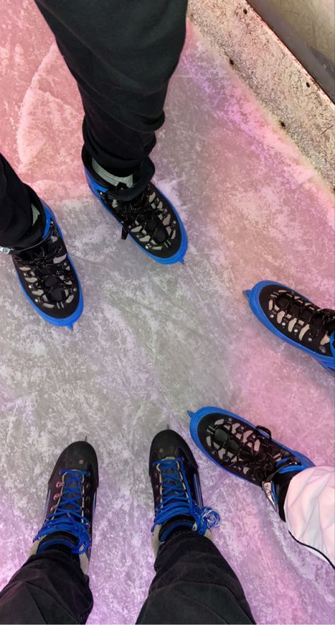 Photo a la patinoire, trio, entre amis Photo Entre Pote Snap, Puck Bunny, Faux Snap, Snapchat Stories, Hello Kitty Wallpaper, Cute Selfie Ideas, Ice Skating, Boyfriend Pictures