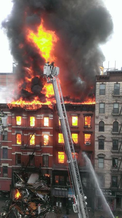 Manhattan NYC 7th alarm/Explosion on 3/26/2015 Firefighter Training, Firefighter Paramedic, Firefighter Pictures, Firefighter Emt, Fire Life, Fire Equipment, Volunteer Firefighter, Fire Apparatus, Fire Service