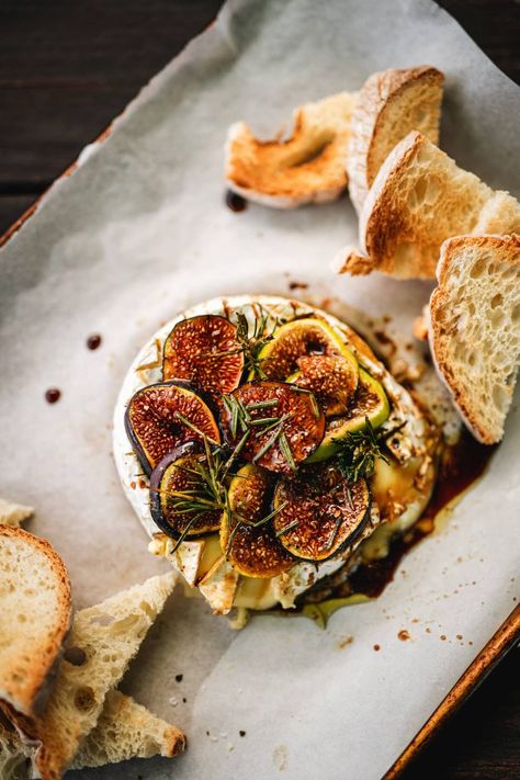 Camembert Starter Ideas, Baked Camembert Platter, Camamber Cheese Baked Recipe, Autumn Starters, What To Make With Figs, Roasted Camembert, Winter Starters, Camembert Cheese Recipes, Cheese Starters