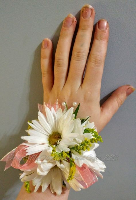 Daisy Corsage And Boutonniere, Wrist Courage For Prom, Gerber Daisy Corsage, Corsage For Yellow Prom Dress, Daisy Prom Corsage, White Daisy Corsage, Daisy Corsage, Dance Flowers, Prom Flowers Corsage