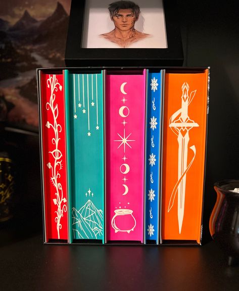 Acotar Sprayed Edges, Sprayed Book Edges, Painted Edges Book, Acotar Book Cover, Rebinding Books, Sprayed Edges Books, Book Edge Painting, Booktok Bookshelf, Dream Bookstore