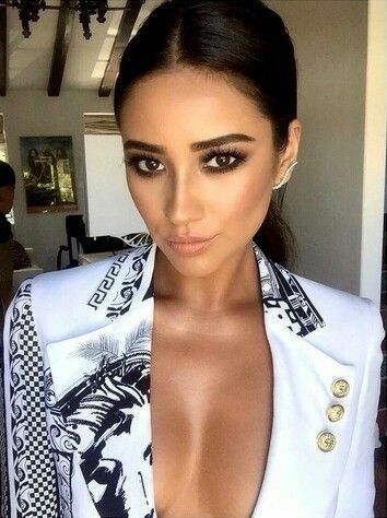 Shay Mitchell Makeup, Asian Smokey Eye, Asian Makeup Before And After, Dramatic Wedding Makeup, Wedding Eyes, Makeup Asian, Asian Makeup Looks, Party Make-up, Wedding Eye Makeup