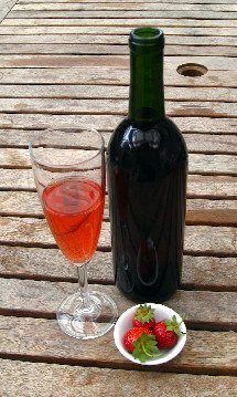 Mead Recipes, Homemade Booze, Alcohol Ideas, Mead Recipe, Wine Diy, Fruity Wine, Wine Recipe, Homebrew Recipes, Strawberry Wine