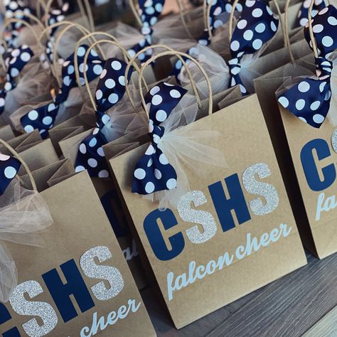 Cheer Booth Ideas, Gift Ideas For Cheer Team, Hoco Goodie Bag Ideas, High School Cheer Banquet Ideas, Cheer Gift Bags Ideas, Cheerleader Treat Bags, Cheer Treat Bags For Competition, Cheerleader Team Dinner, Cheer Competition Goodie Bag Ideas