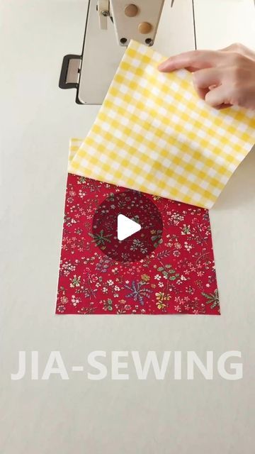 Diy Fabric Boxes Free Pattern, Diy Sewing To Sell, Easy Hand Sewing Projects Diy, Bag Stitching Ideas, Free Purse Sewing Patterns, Fabric Gifts To Make, Scrap Fabric Basket Tutorial, Fabric Gift Bags Diy Free Pattern, Fabric Baskets Diy Free Pattern