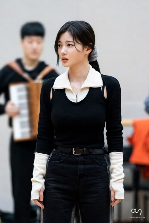 Awesome Ent Continues the Solid Promotion of Kim Yoo Jung in Sharing Rehearsal Pictures from Shakespeare in Love - A Koala's Playground Kim Yoo Jung Fashion, Kim You Jung, Tomboy Look, Good Fits, Shakespeare In Love, Kim Yoo Jung, My Demon, Korean Fashion Dress, Korean Actresses