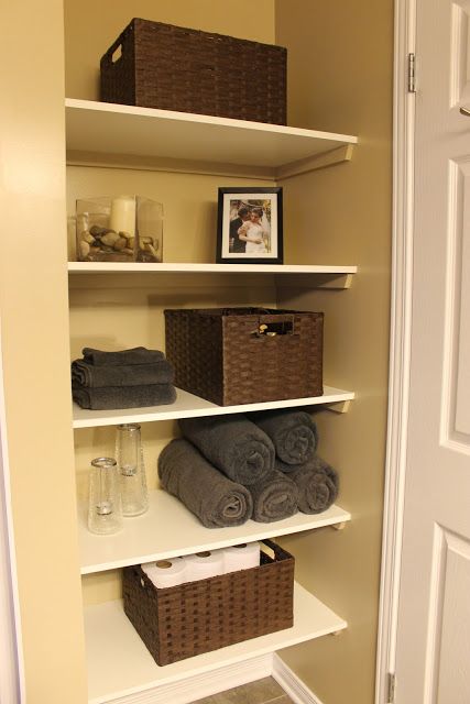 KM Decor: DIY: Organizing Open Shelving in a Bathroom...this would work perfect behind our bathroom door Linen Closet Shelves, Shelves Organization, Bathroom Closet Organization, Open Bathroom, Open Closet, Bathroom Closet, Bathroom Storage Shelves, Room Shelves, Closet Shelves