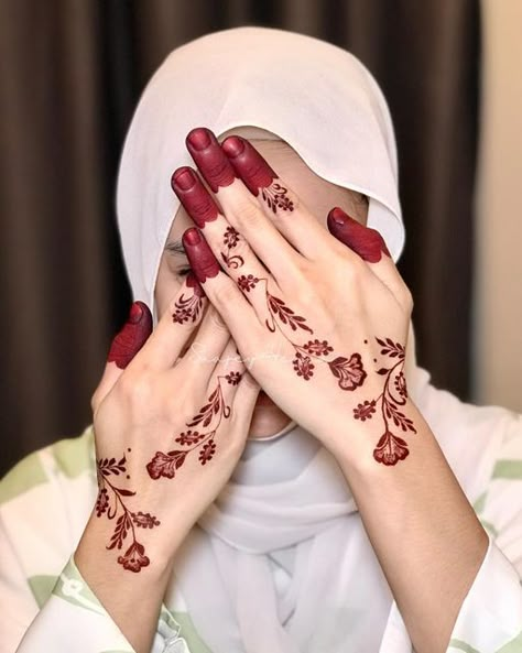 Simple Henna Designs Hand, White Henna Designs, Wedding Henna Designs, Neetu Singh, Inai Pengantin, Mahendi Designs, Red Henna, Henna Designs Wrist, Henna Inspired Tattoos