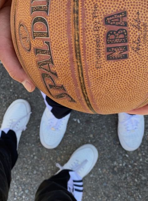 Basket Date, Basket Couple, Basketball Player Aesthetic, Quality Time Aesthetic Couple, Nerd And Jock Couple Aesthetic, Basketball Girlfriend Aesthetic, Basketball Date, Nba Girlfriend Aesthetic, Basketball Bf Aesthetic