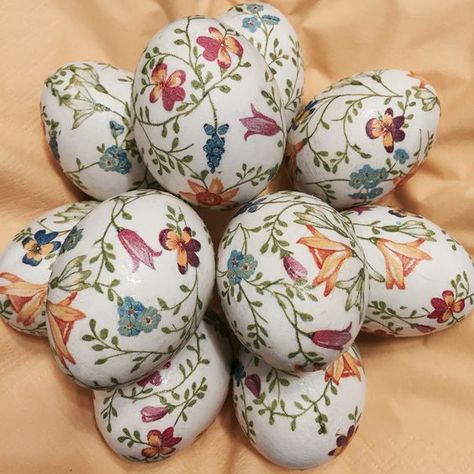 Easter Eggs Painting, Decoupage Eggs, Hand Painted Easter Eggs, Life In The Countryside, Painted Easter Eggs, Easter Embroidery Patterns, Creative Easter Eggs, Easter Egg Art, Painted Eggs