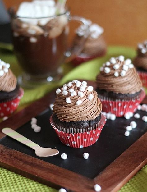 Hot Chocolate Frosting, Best Chocolate Frosting Recipe, Fancy Deserts, Frost Cupcakes, Hot Chocolate Cupcakes, Easy Frosting, Chocolate Frosting Recipes, Moon Wolf, Homemade Frosting