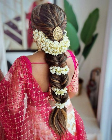 Creative Ways to Style Gajra in Your Hairstyle Indian Gajra Hairstyles, Braids With Flowers Wedding, Braid Flower Hairstyles, Bridal Braid With Flowers, Gajra Braid Hairstyles, Braid With Flowers Indian, Gajra Hairstyles Open, Gajara Hairstyle, Gajra Braid