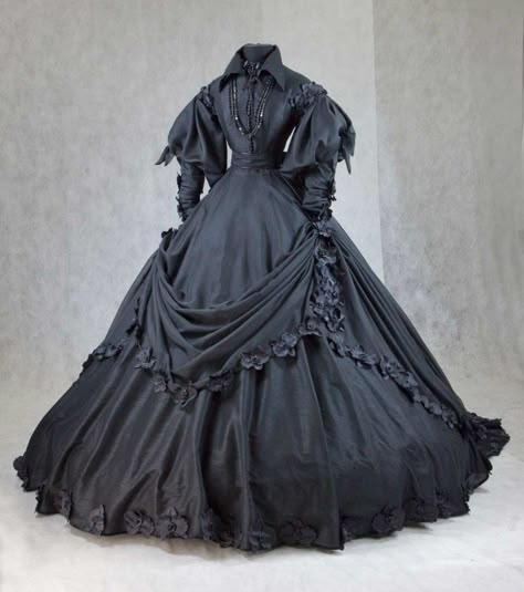 Black Edwardian Dress, 1800s Gothic Fashion, Gothic Ball Gown, Victorian Gothic Dress, Black Victorian Dress, Gothic Victorian Dresses, Old Fashion Dresses, Goth Dress, Fantasy Gowns