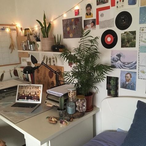 Sala Grunge, Fairy Lights On Wall, Artsy Bedroom, Grunge Ideas, Aesthetic Artsy, Plants Cactus, Artsy Aesthetic, Aesthetic Room Ideas, Succulents Plants