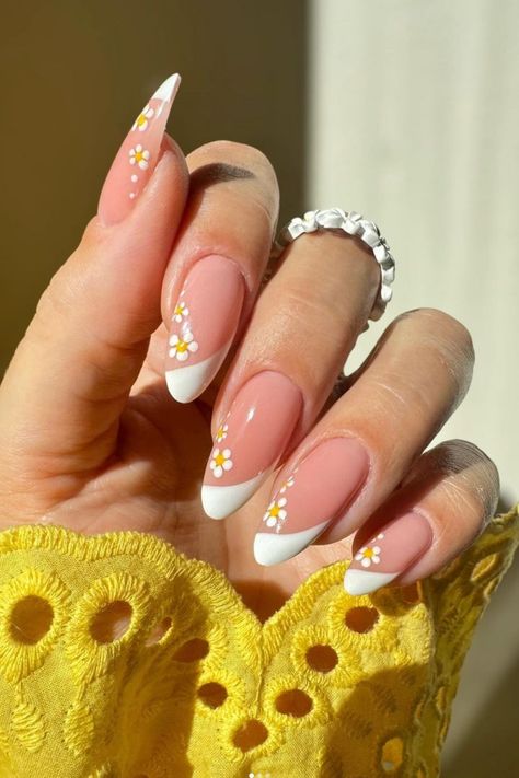 59 Flower Nail Designs You'll Absolutely Love! Round Nail Designs, Harry Potter Nail Art, Wife Nails, Nails Collection, Tropical Nails, Elegant Nail Art, Daisy Nails, Summery Nails, Flower Nail Designs