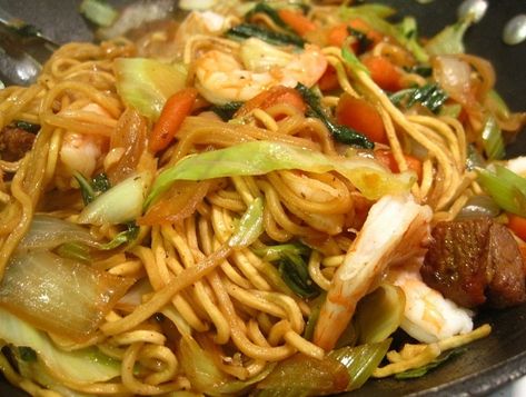 An all time filipino favorite noodle recipe. Every household have this on every occasion. This is the pinoy version of Chinese noodles. Shrimp Yakisoba Recipe, Pancit Canton Recipe, Oyster Sauce Chicken, Yakisoba Recipe, Yakisoba Noodles, Pancit Recipe, Pancit Canton, Noodle Recipe, Chinese Noodles