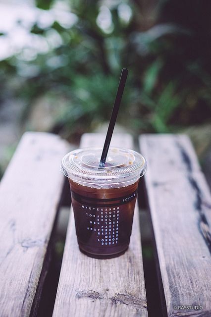 Japanese Home Entrance, Omotesando Koffee, Coffee Tokyo, Plastic Cups Design, Nice Garden, Coffee Shop Photography, Back Alley, Iced Americano, Design Cup