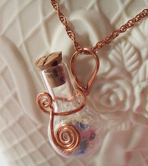 Trinkets Wire Wrap Bottle, Wire Wrapped Bottle Pendant, Fairy Trinkets, Bead Bottle, Wire Jewelry Making, Bijoux Fil Aluminium, Mini Bottle, Bottle Pendant, Bottle Wrapping