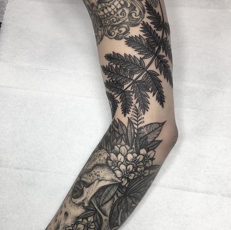 Fern Tattoo Sleeve, Botanical Tattoos, Leg Tattoo Ideas, Fern Tattoo, Tattoo Diy, Kunst Tattoos, Tattoo Trend, Plant Tattoo, Cat Tattoos