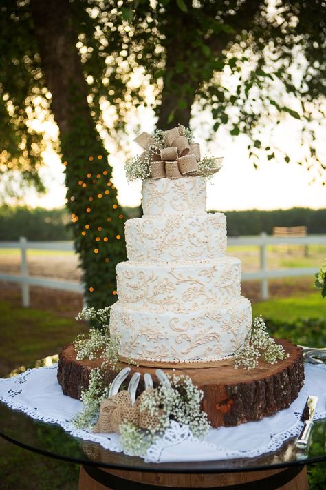 Burlap Wedding Cake, Vintage Pasta, Wedding Cake Images, Country Wedding Cakes, Wedding Cake Photos, Lace Wedding Cake, Country Style Wedding, Amazing Wedding Cakes, Wedding Cake Rustic