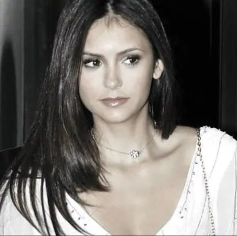 Nina Dobrev 2000s, Brunette Face Claim, Graveyard Girl, Elena Gilbert Style, Vampire Diaries Outfits, Tvd Cast, Skin Aesthetics, Tvdu Cast, The Vampire Diaries 3