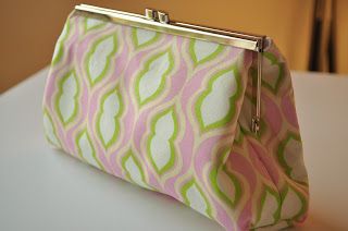 I learned how to make these fabulous clutch purses about a year ago. Thanks to Martha Stewart….I sold and still sell many on my etsy shop! But I wanted to share how you can make your own. They are super cute and great for spring!!! I made a video tutorial to make it a bit … Clutch Purse Tutorial, Clutch Purse Pattern, Diy Clutch Purse, Best Leather Wallet, Coin Purse Tutorial, Diy Clutch, Purse Tutorial, Frame Purse, Diy Bags Purses