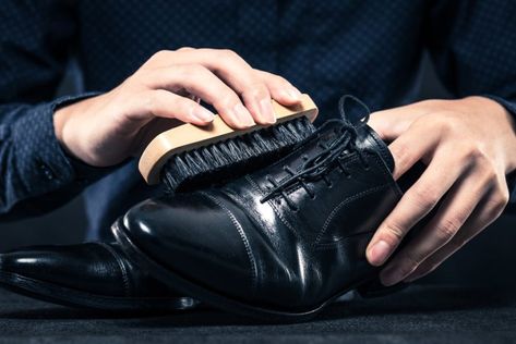 23 Natural Alternatives to Shoe Polish Black Tie Wedding Attire, Army Dress, Shoe Cleaning, Shoe Polish, Black Shoe, Classy Shoes, Shoe Shine, A Haircut, Metallic Shoes