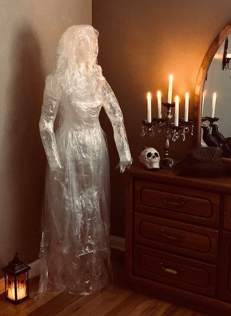 Packing Tape Ghost, Tape Ghost, Dollar Store Ideas, Halloween Circus, Halloween Decoration Ideas, Halloween Diy Outdoor, Halloween Ghost Decorations, Hallowen Ideas, Halloween Props Diy