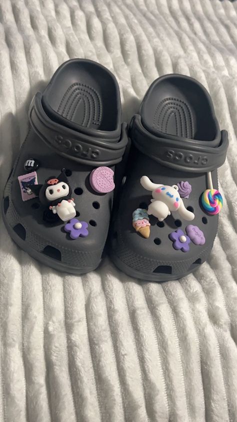 Gray Crocs With Jibbitz, Kuromi Jibbitz, Kuromi Crocs, Black Crocs Aesthetic, Black Crocs With Jibbitz, Black Crocs Outfit, Cute Crocs Shoes, Aesthetic Crocs, Dr Mundo